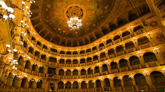 Bologna Teatro Comunale muratart / Shutterstock.com 